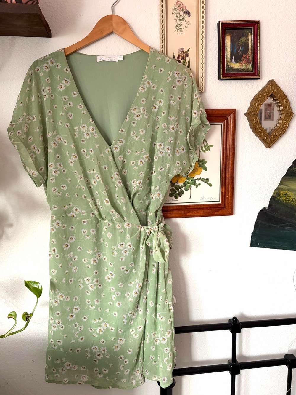 All in Favor Light Green Floral Wrap Mini Sundress w/ White Daisy Print - Large